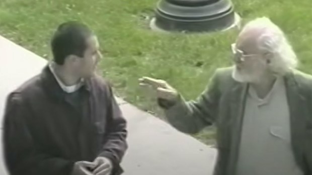 The experimenter (left) asks a man for directions.