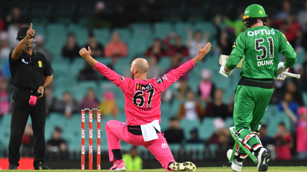 Nathan Lyon of the Sixers successfully appeals for the LBW wicket of Ben Dunk of the Stars during the Big Bash League (BBL) cricket Final between the Sydney Sixers and Melbourne Stars at the SCG in Sydney, Saturday, February 8, 2020. (AAP Image/Dean Lewins) 