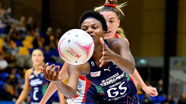 Mwai Kumwenda of the Vixens and Sarah Klau of the Swifts challenge for the ball 
