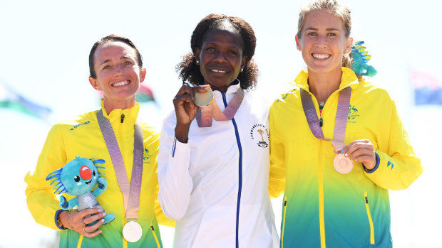 Lisa Weightman (left) and Jessica Stenson (née Trengove) on the podium at the Gold Coast 2018 Commonwealth Games.
