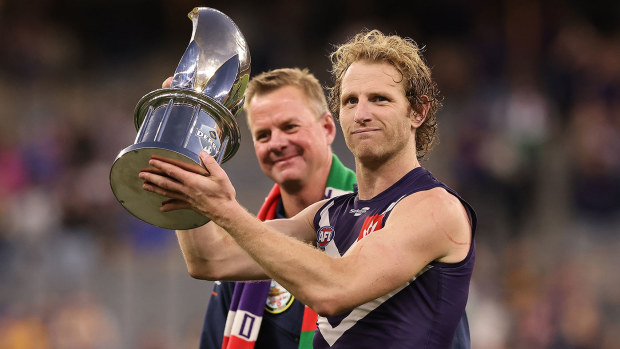 David Mundy of the Dockers holds the RAC Derby trophy aloft after winning the round 22 AFL match between the Fremantle Dockers and West Coast Eagles at Optus Stadium on August 15, 2021 in Perth, Australia. (Photo by Paul Kane/Getty Images)