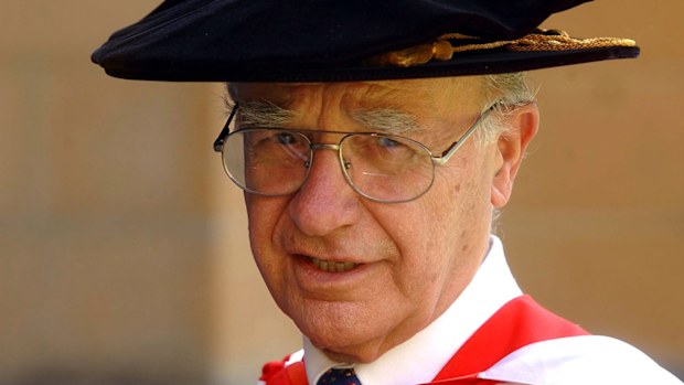 Romaldo Giurgola received an honorary degree from Sydney University in 2003. (AAP)