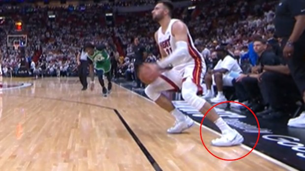 Did Max Strus step out of bounds?