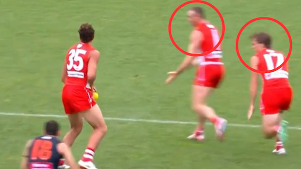 Charlie Curnow, Chad Warner ve James Jordon'u görmezden gelerek uzun bir şut çekiyor.