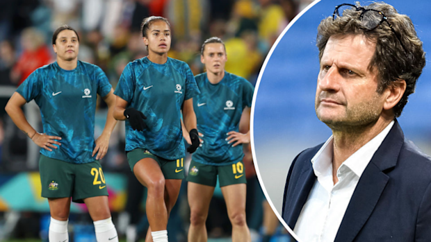 Joe Montemurro ve Matildas oyuncuları Sam Kerr, Mary Fowler ve Hayley Raso