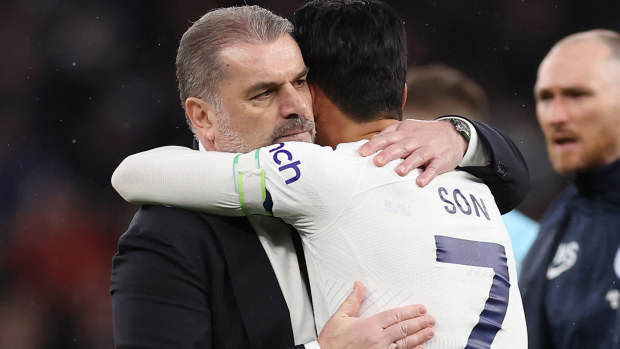 Ange Postecoglou, Tottenham Hotspur Menajeri, Son Heung-Min ile etkileşimde bulunuyor.