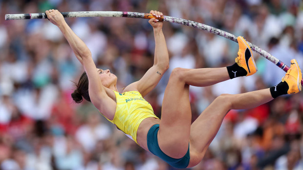 Nina Kennedy in action during the qualification round of the women's Paris 2024 pole vault.