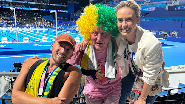 Nine commentators Dylan Alcott and Sylvia Jeffreys pose with Alexa Leary's dad Russel at La Defense Arena.
