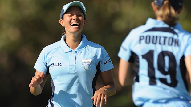 Angela Reakes (L) playing for the NSW Breakers. (Getty-file)