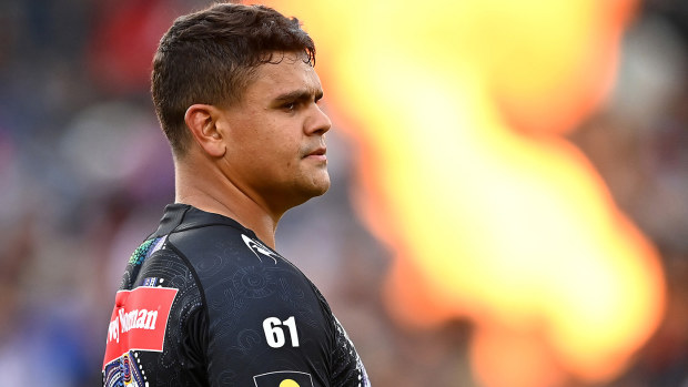 2023 m. vasario 11 d. Rotorua, Naujoji Zelandija, Rotorua tarptautiniame stadione stebi vietinių All Stars atstovą Latrellas Mitchellas. (Hannah Peters / Getty Images nuotrauka)