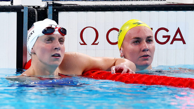 Katie Ledecky (kairėje) ir Ariarne Titmus.