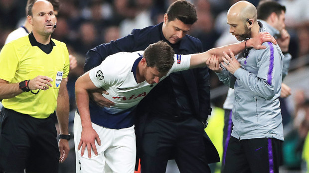 Tottenham Hotspur manager Mauricio Pochettino assists Jan Vertonghen after an injury
