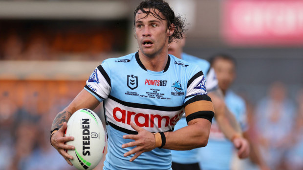 „Sharks“ žvaigždė Nicho Hynes paleidžia kamuolį.