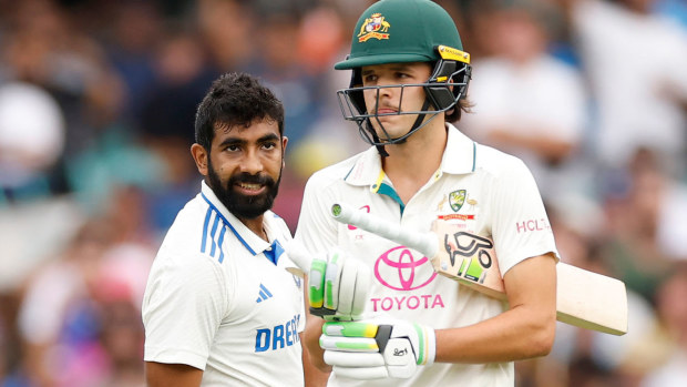 Sam Constance y Jasprit Bumrah en el primer día de la prueba de Sydney.