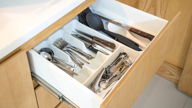 Controversial post about organising cutlery kicks off heated debate  
