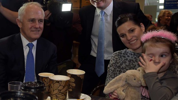 Malcolm Turnbull speaks to shoppers in Adelaide. (AAP)
