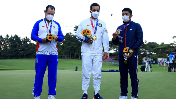  (L-R) Rory Sabbatini of Team Slovakia wears his silver medal Xander Schauffele of Team United States the gold medal and C.T. Pan of Team Chinese Taipei the bronze medal after the medal ceremony after the final round of the Men's Individual Stroke Play on day nine of the Tokyo 2020 Olympic Games at Kasumigaseki Country Club on August 01, 2021 in Kawagoe, Saitama, Japan. (Photo by Mike Ehrmann/Getty Images)