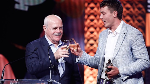 Leigh Matthews (L) toasts Patrick Cripps of the Blues, after winning the Leigh Matthews Trophy