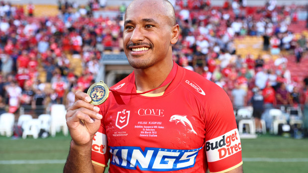 Felise Kaufusi of the Dolphins holds the Artie Legacy Medal.