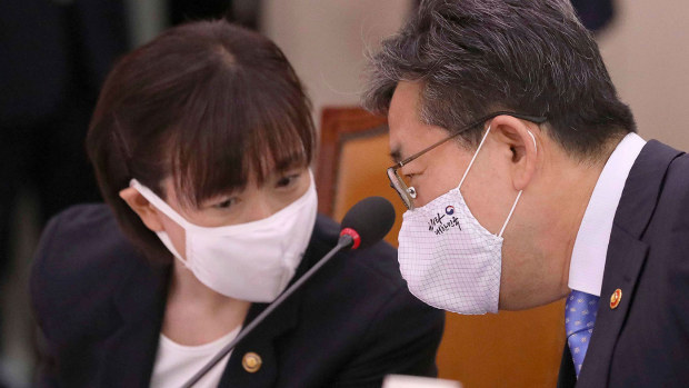 Park Yang-woo, right, minister of the Ministry of Culture, Sports and Tourism, talks with Choi Yoon-hee, left, vice minister of the Ministry of Culture, Sports and Tourism during a parliamentary committee meeting.