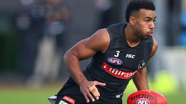  Isaac Quaynor of the Magpies runs with the ball 