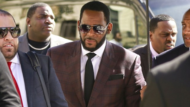 R&B singer R. Kelly, centre, arrives at the Leighton Criminal Court building for an arraignment on sex-related felonies in Chicago (Photo: June, 2019)