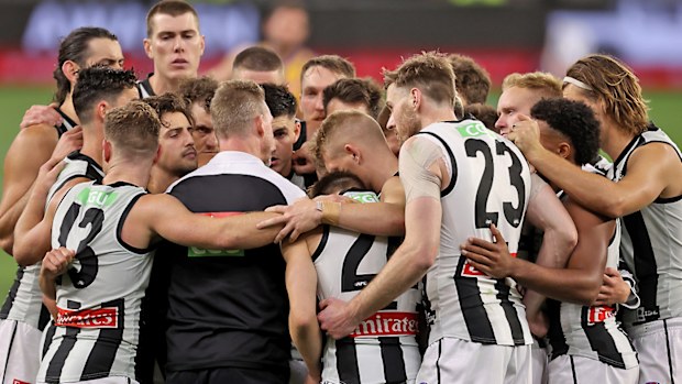 The Magpies huddle at the three quarter time break