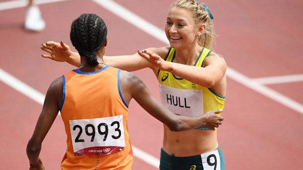 Jessica Hull of Team Australia embraces Sifan Hassan of Team Netherlands 