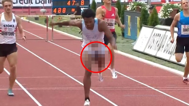 Amerikalı engelli koşucu Chris Robinson, Çek Cumhuriyeti'ndeki Ostrava Golden Spike etkinliğinde talihsiz bir giysi sorunu yaşadı.