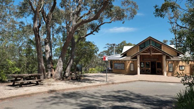 Local businesses in the Blue Mountains are feeling the heat as bushfires drive tourists away.