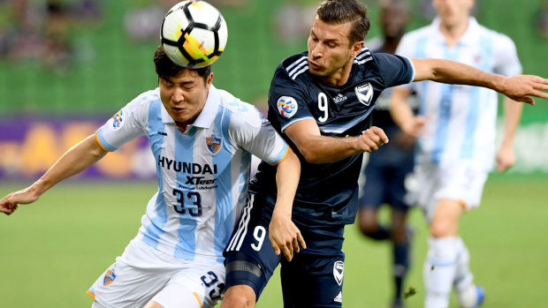 Park Joo Ho of Ulsan Hyundai and Kosta Barbarouses of Victory contest for the ball during AFC Champions League Group F match. (AAP)