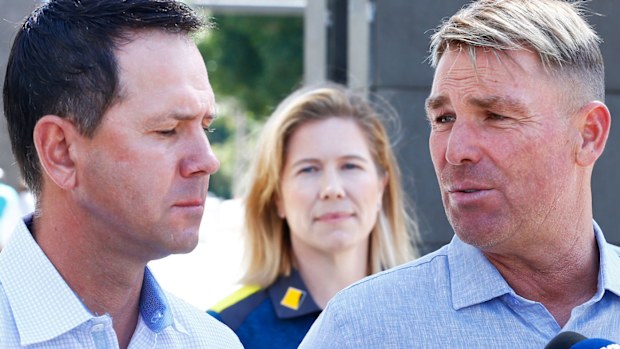 Shane Warne (R) speaks to the media along side Ricky Ponting and Alex Blackwell 