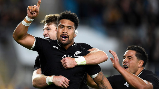 Ardie Savea of the All Blacks celebrates scoring a try with Beauden Barrett and Codie Taylor of the All Blacks during The Rugby Championship match between the South Africa Springboks and New Zealand All Blacks at Cbus Super Stadium on October 02, 2021 in Gold Coast, Australia. (Photo by Albert Perez/Getty Images)