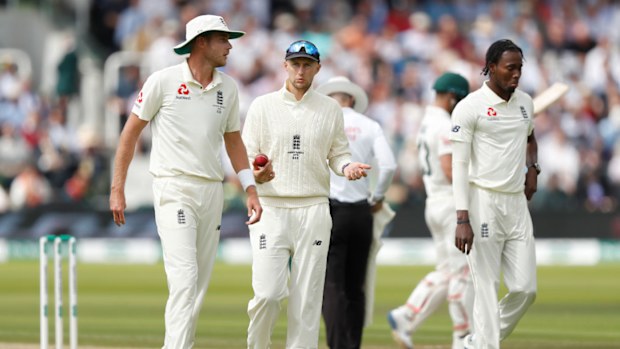 Joe Root consults with Broad and Archer
