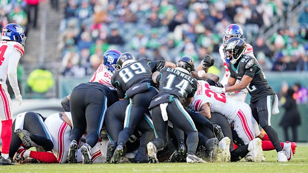 Philadelphia Eagles quarterback Tanner McKee (16) executes a tush push to pick up a first down during the game between the Philadelphia Eagles and the New York Giants on January 5, 2025 at Lincoln Financial Field in Philadelphia, PA.(Photo by Andy Lewis/Icon Sportswire via Getty Images)