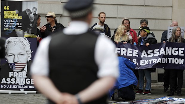 1406_nh_assange_2