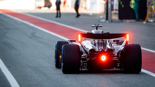 Óscar Piastre sale de boxes durante la reorganización de pretemporada en Barcelona.