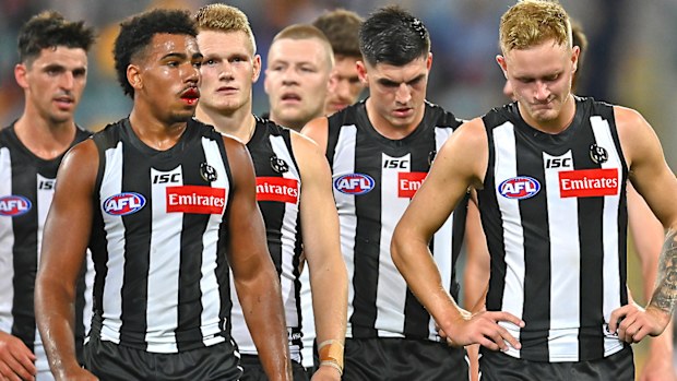 Collingwood walk from the ground at half time 