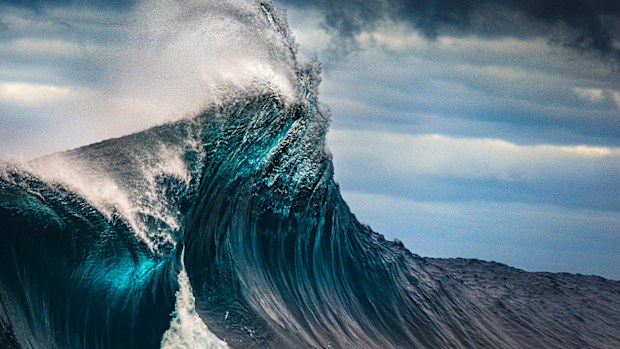 ocean waves breaking
