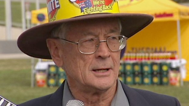 Dick Smith says he'll back Pauline Hanson's One Nation party. (9NEWS)
