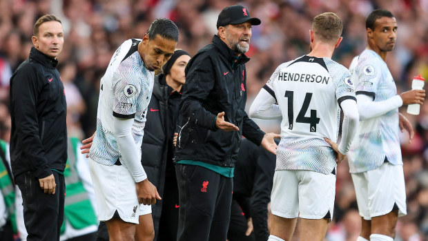 Liverpool manager Jurgen Klopp discusses tactics with Jordan Henderson in the loss to Arsenal