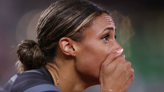Sydney McLaughlin shatters the women's 400m hurdle world record.