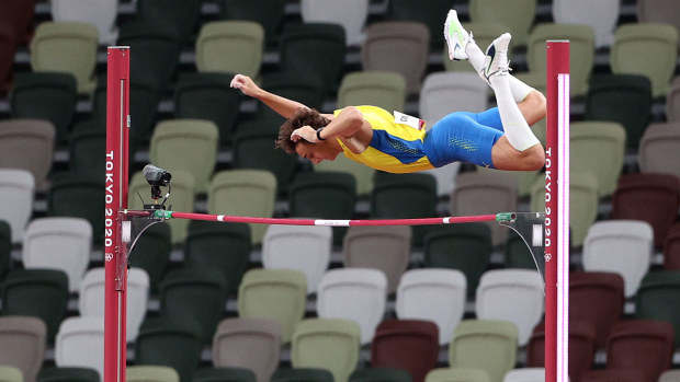 Armand Duplantis clears 5.92m in the pole vault at the Tokyo Olympics.