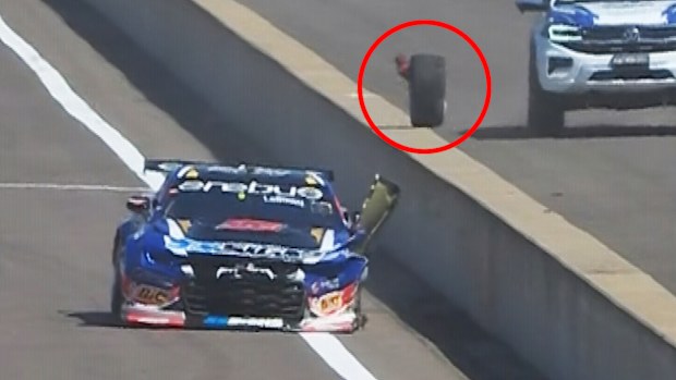 Jack Le Brocq, karmaşık bir restart sonrası Darwin'deki açılış yarışında kaza yaptı.
