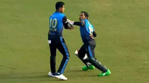 Mushfiqur Rahim nearly strikes teammate Nasum Ahmed. (Twitter)