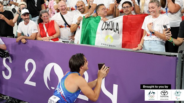 Alessandro Ossola of Team Italy proposes to his girlfriend, after the Men's 100m - T63 at Stade de France.