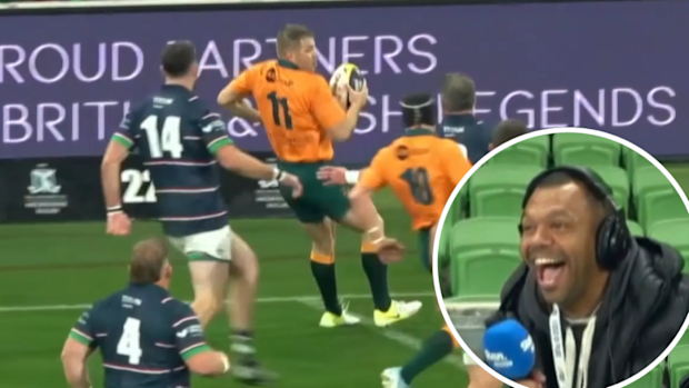 Kurtley Beale gülerek durumu değerlendiriyor.
