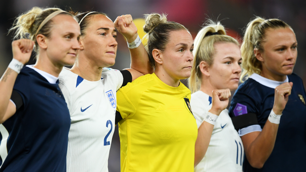Martha Thomas, Lee Gibson and  Claire Emslie if Scotland pose with Lucy Bronze and Lauren Hemp of England ahead of their Women's Nations League match.
