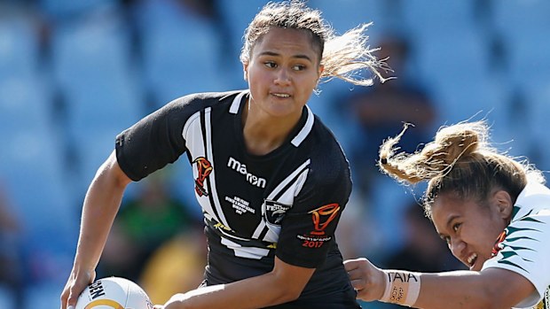  Nita Maynard of New Zealand looks to pass during the 2017 Women's Rugby League World Cup match between New Zealand and Cook Islands at Southern Cross Group Stadium on November 19, 2017 in Sydney, Australia. (Photo by Jason McCawley/Getty Images)