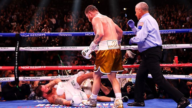  Canelo Alvarez (top) knocks out Caleb Plant in the 11th round during their championship bout 